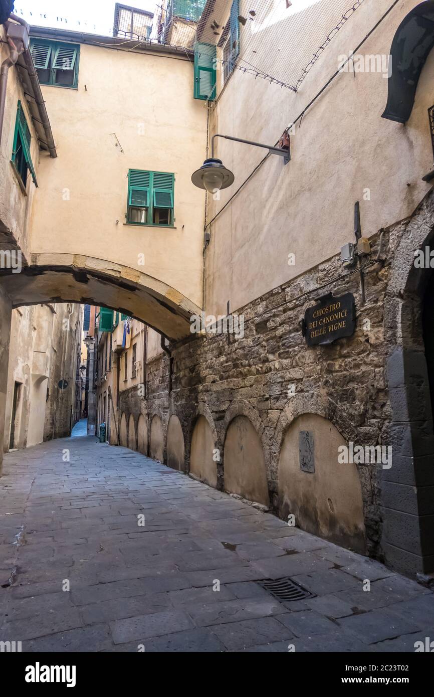 Genova - 20 agosto 2019: Vecchia strada con cartelli di negozi e caffè a Genova, Liguria Foto Stock