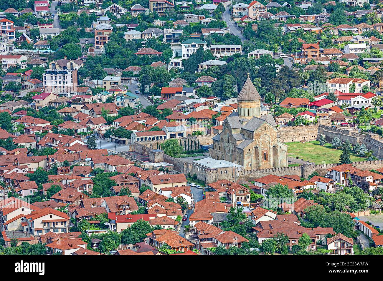Vista aerea sulla città vecchia di Mtskheta e la Cattedrale di Svetitskhoveli in Georgia, Caucaso Foto Stock