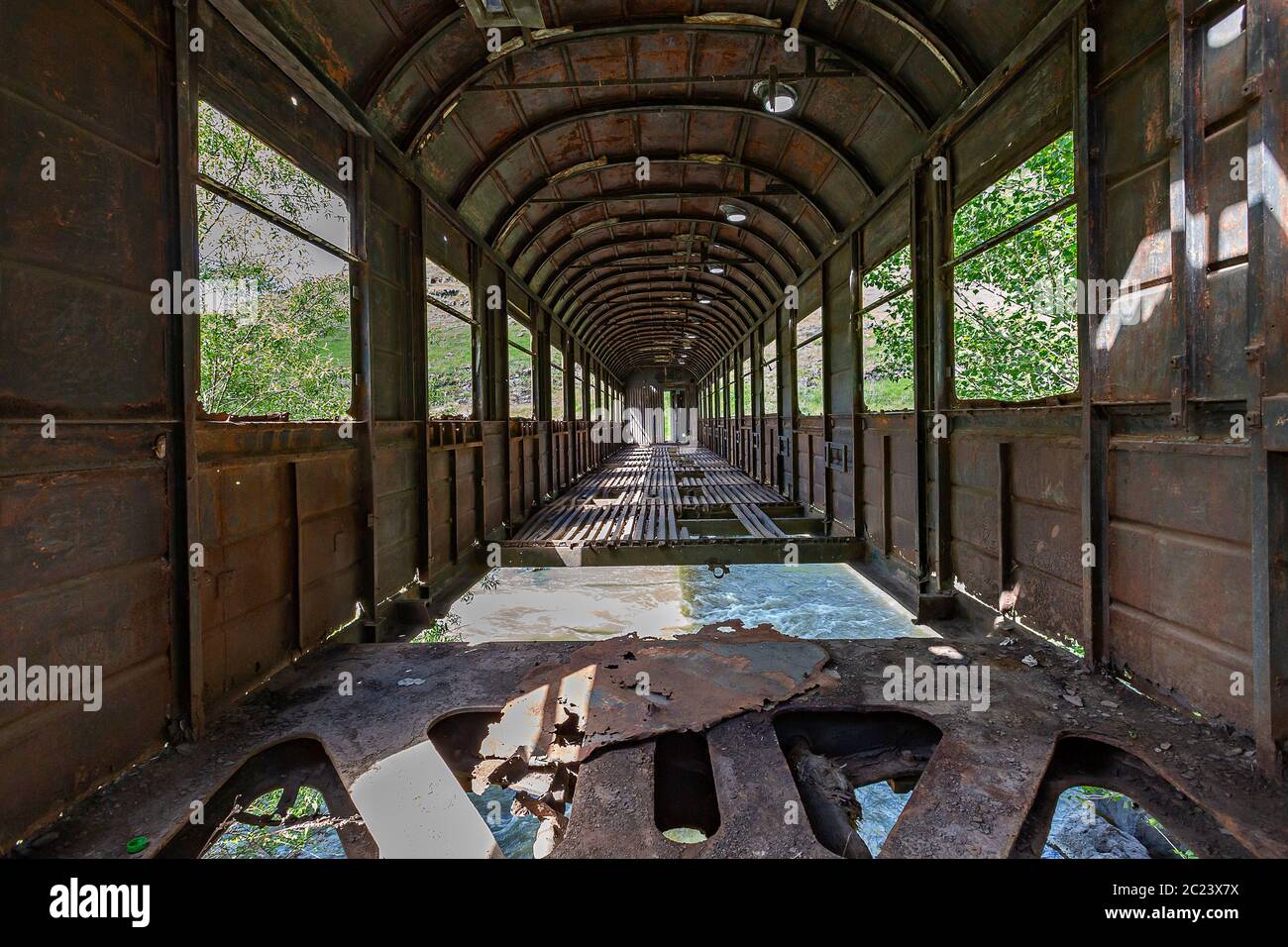 Abbandonato treno dell'era sovietica in Georgia, Caucaso Foto Stock