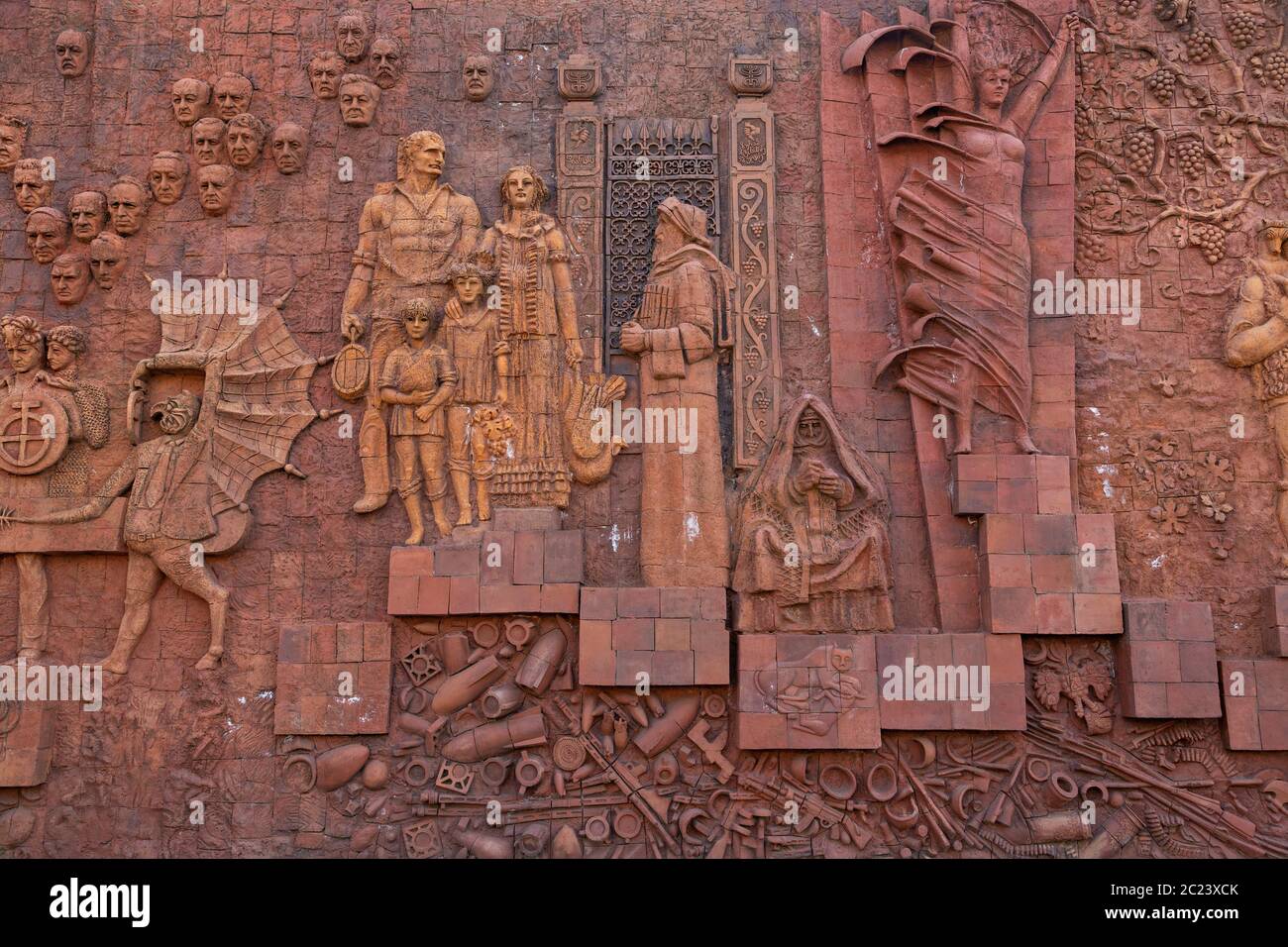 Rilievi dell'era sovietica che rappresentano l'epica di guerra, sul muro di terracotta, a Kutaisi, Georgia Foto Stock