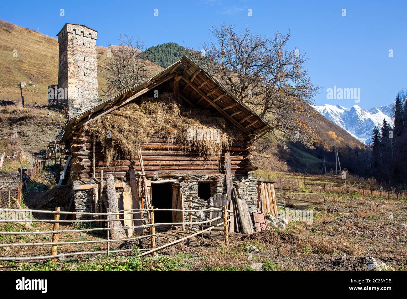 Scenario villaggio con una scuderia nelle montagne del Caucaso, Georgia Foto Stock