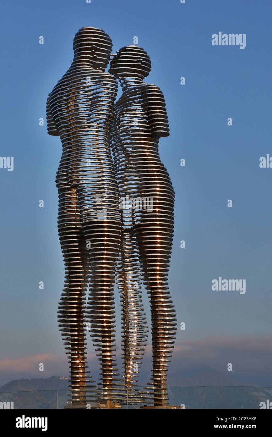 Statue in metallo di Ali e Nino che si baciano, di Tamar Kvesitadze, a Batumi, Georgia Foto Stock