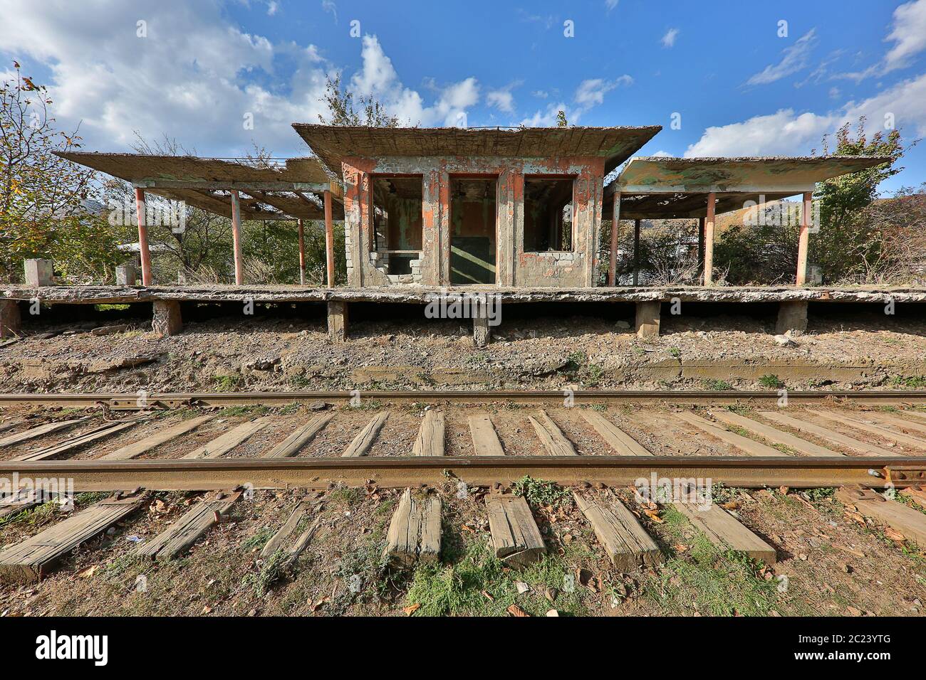 Binari ferroviari e stazione ferroviaria abbandonata dall'era sovietica in Georgia Foto Stock