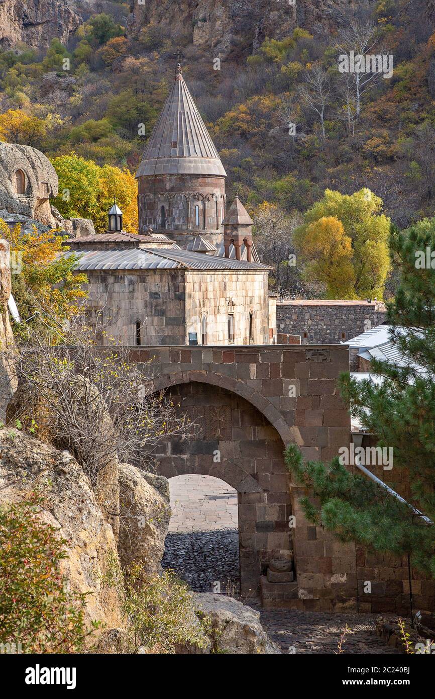 Monastero di Geghard nei colori autunnali, Armenia Foto Stock