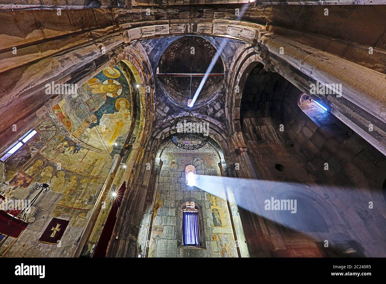 Interno del monastero di Haghpat con fasci di luce a Haghpat, Armenia Foto Stock