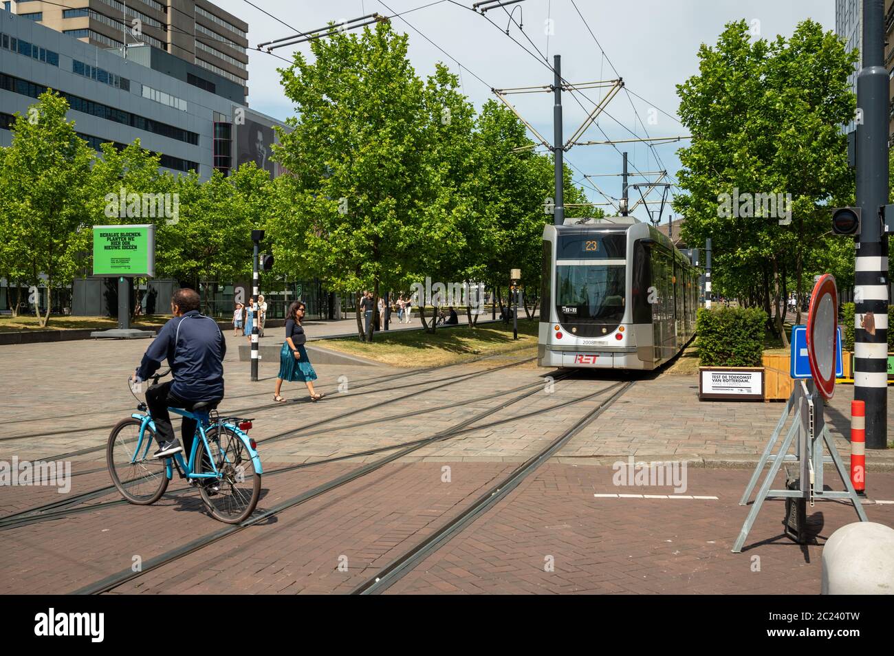 Tram su Kruisplein, nel centro di Rotterdam, Paesi Bassi. Persone visibili. Foto Stock