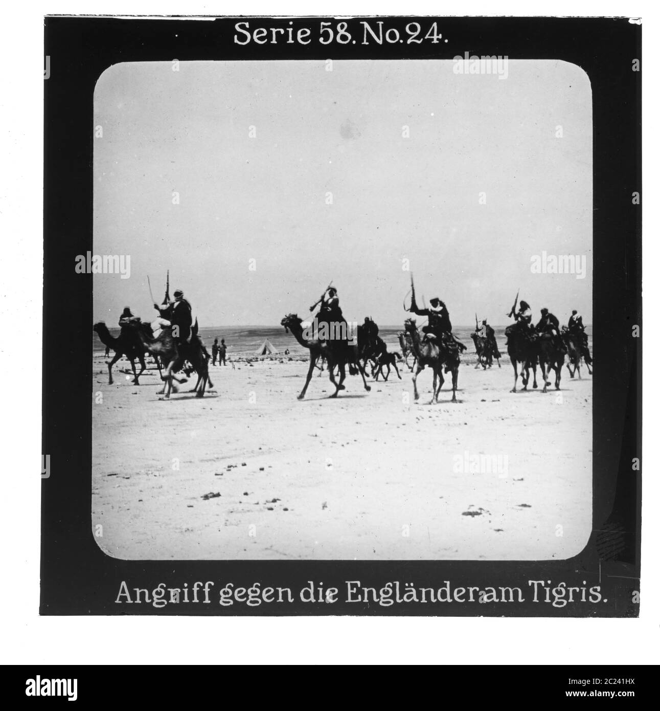 Proiezione für alle - Der Weltkrieg: An der Türkischen Front. Serie 58. N. 24. Angriff gegen die Engländer am Tigris. Großbritannien und dem Osmanische Reich.- Die Firma „Projection für alle" wurde 1905 von Max Skladanowsky (1861-1939) gegründet. Sie produzierte bis 1928 fast 100 Serien zu je 24 Glasdias im Format 8,3 x 8,3 cm im sog. Bromsilber-gelatina-Trockenplatten Verfahren. Die Serien umfassten Städte, Länder, Landschaften aber auch Märchen und Sagen, das Alte Testamento und den Ersten Weltkrieg Foto Stock
