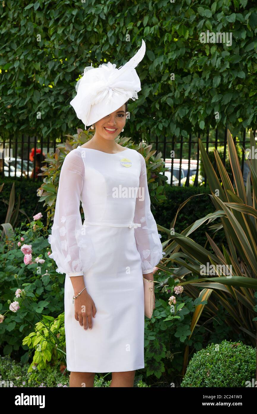 Ascot, Berkshire, Regno Unito. 20 Giugno 2017. Questa donna indossa un bel vestito bianco elegante e cappello a Royal Ascot. Credit: Mc Lean/Alamy Foto Stock