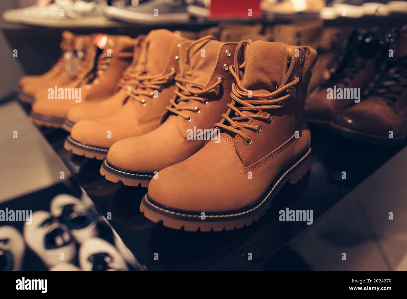 Gli uomini di scarponi invernali. Uomo invernale stivali marrone nel negozio di abbigliamento pronti per la vendita Foto Stock