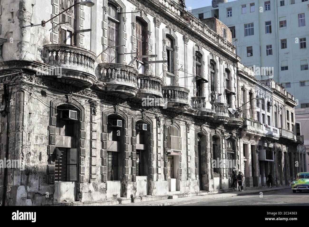 Cuba, l'Avana. L'antico edificio distrutto su una delle strade centrali Foto Stock