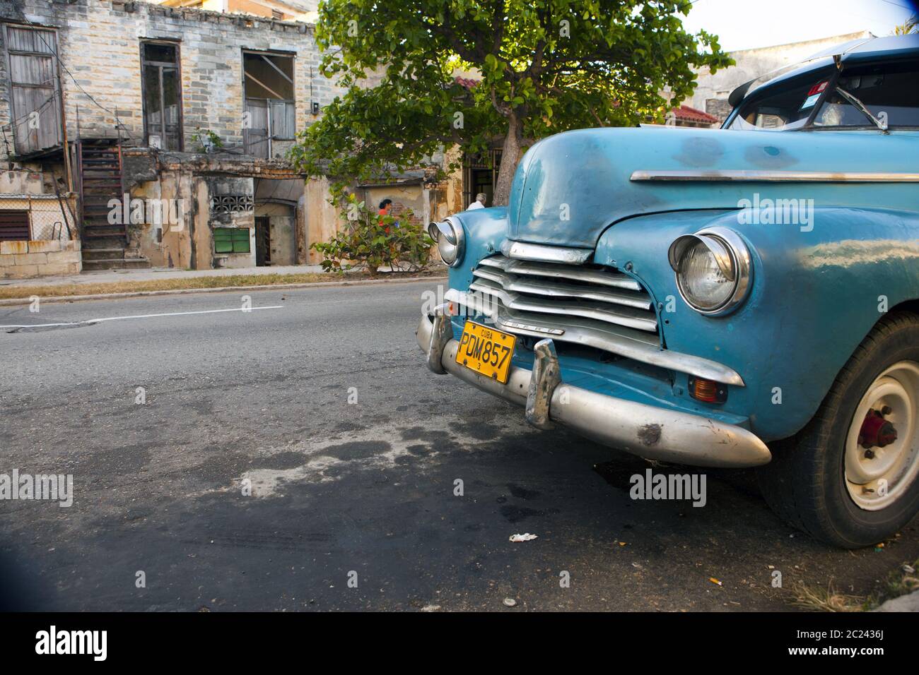 L'AVANA, CUBA - 27 GENNAIO 2013: Vecchia auto retrò sulla strada a l'Avana Vecchia, Cuba. Effetto retro Foto Stock