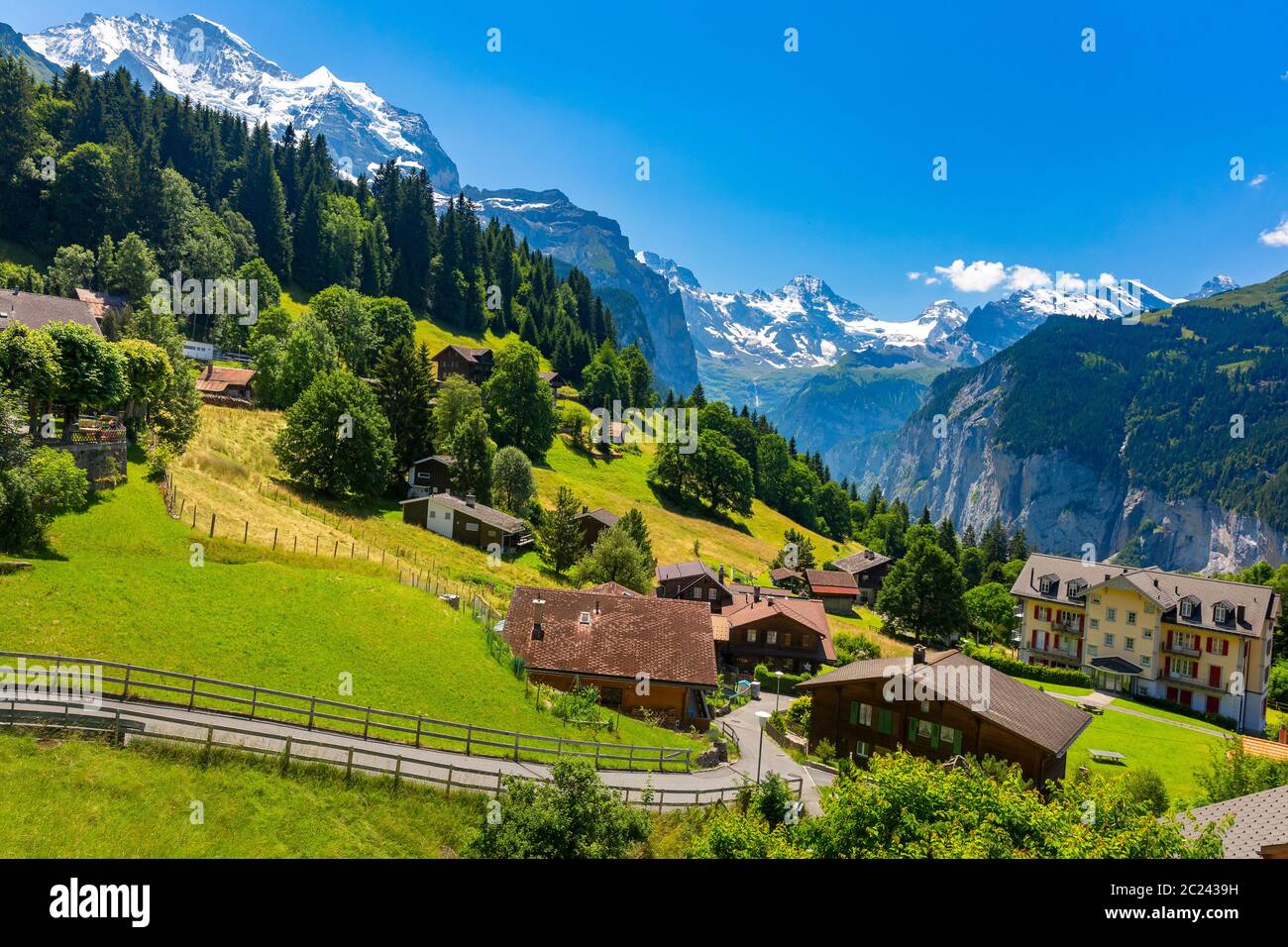 Meraviglioso villaggio di montagna senza auto Wengen, Oberland Bernese, Svizzera. Il Jungfrau è visibile sullo sfondo Foto Stock