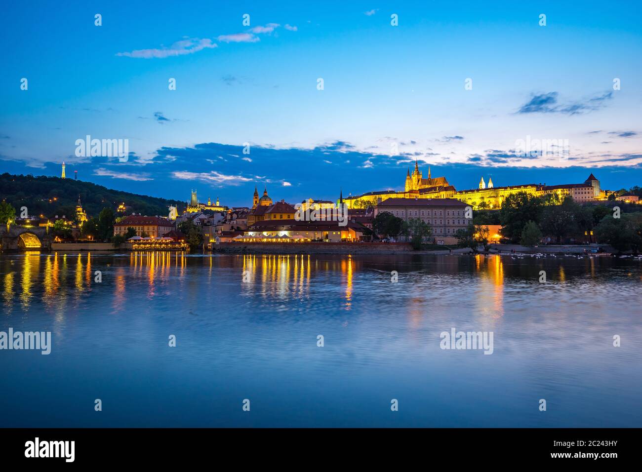 Skyline della città vecchia di Praga di notte nella Repubblica Ceca Foto Stock