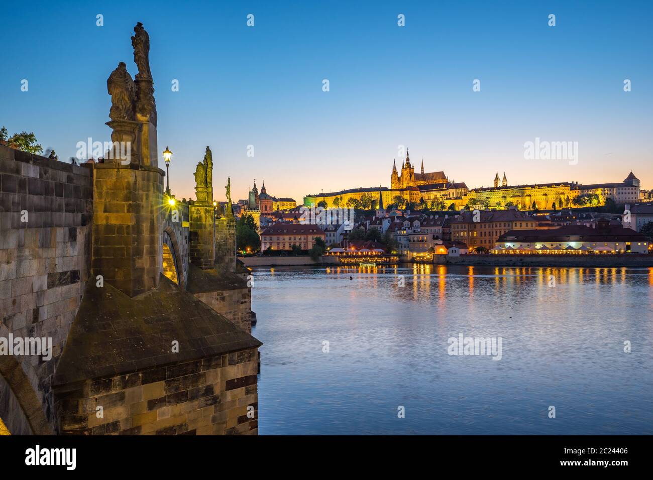 Skyline di Praga di notte nella Repubblica Ceca Foto Stock
