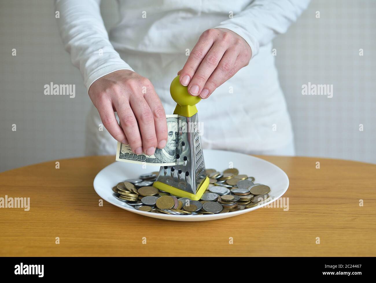 cambio dollari per centesimi usando un grater Foto Stock