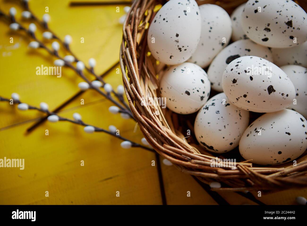 Tutta le uova di gallina in marrone cesto in vimini. Il concetto di vacanze di Pasqua Foto Stock