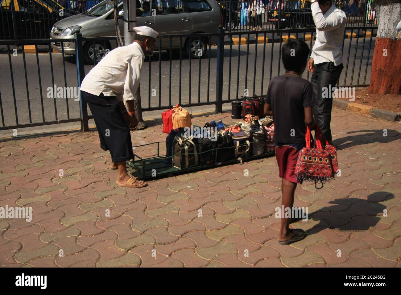 Consegna Dabbawala di pranzi con cibo caldo alla stazione ferroviaria Churchgate di Mumbai (Bombay), India. Un servizio di consegna di cibo tradizionale molto efficiente Foto Stock