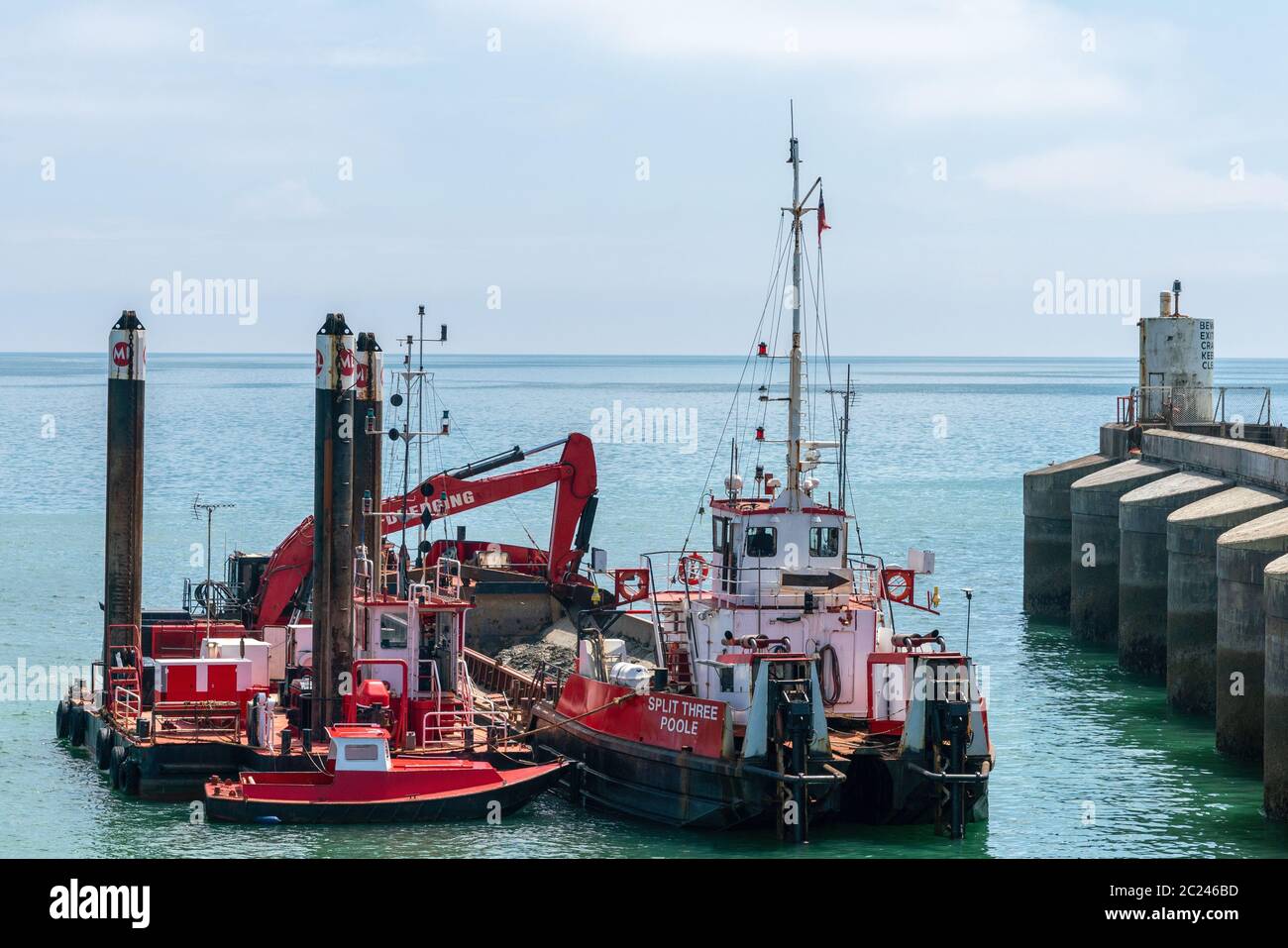 Barca dragando l'ingresso del canale a Brighton Marina. Foto Stock