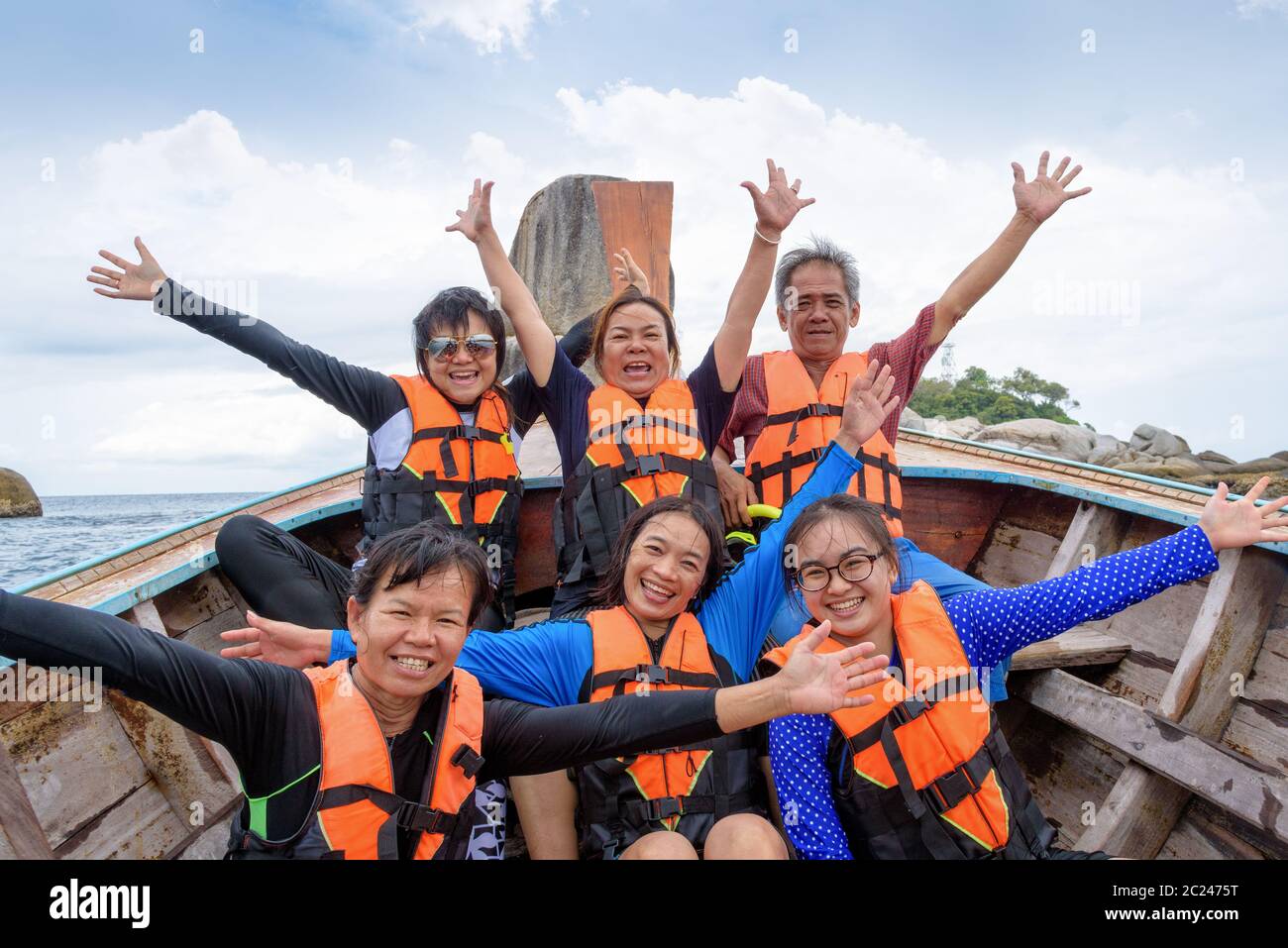 I viaggiatori che sono grandi famiglie si divertono in barca Foto Stock