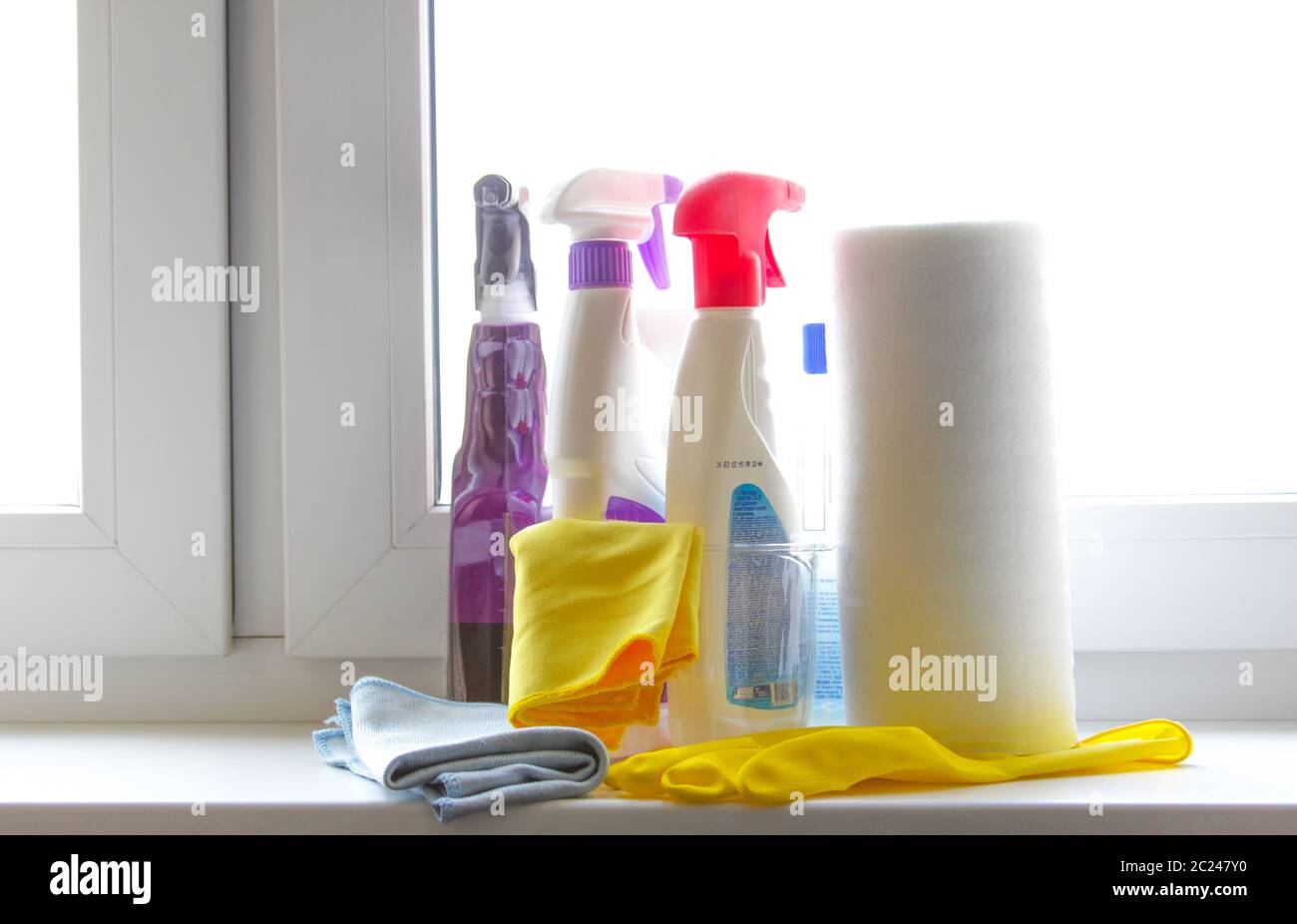 Cestello in plastica con bottiglie di liquido per lavastoviglie. Set di pulizia. Foto Stock