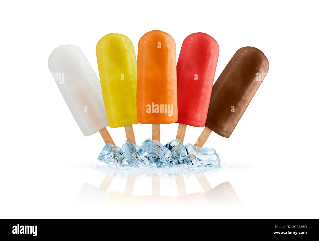 Varietà di frutti per lecca-lecca di ghiaccio a cubetti di ghiaccio, su sfondo bianco Foto Stock