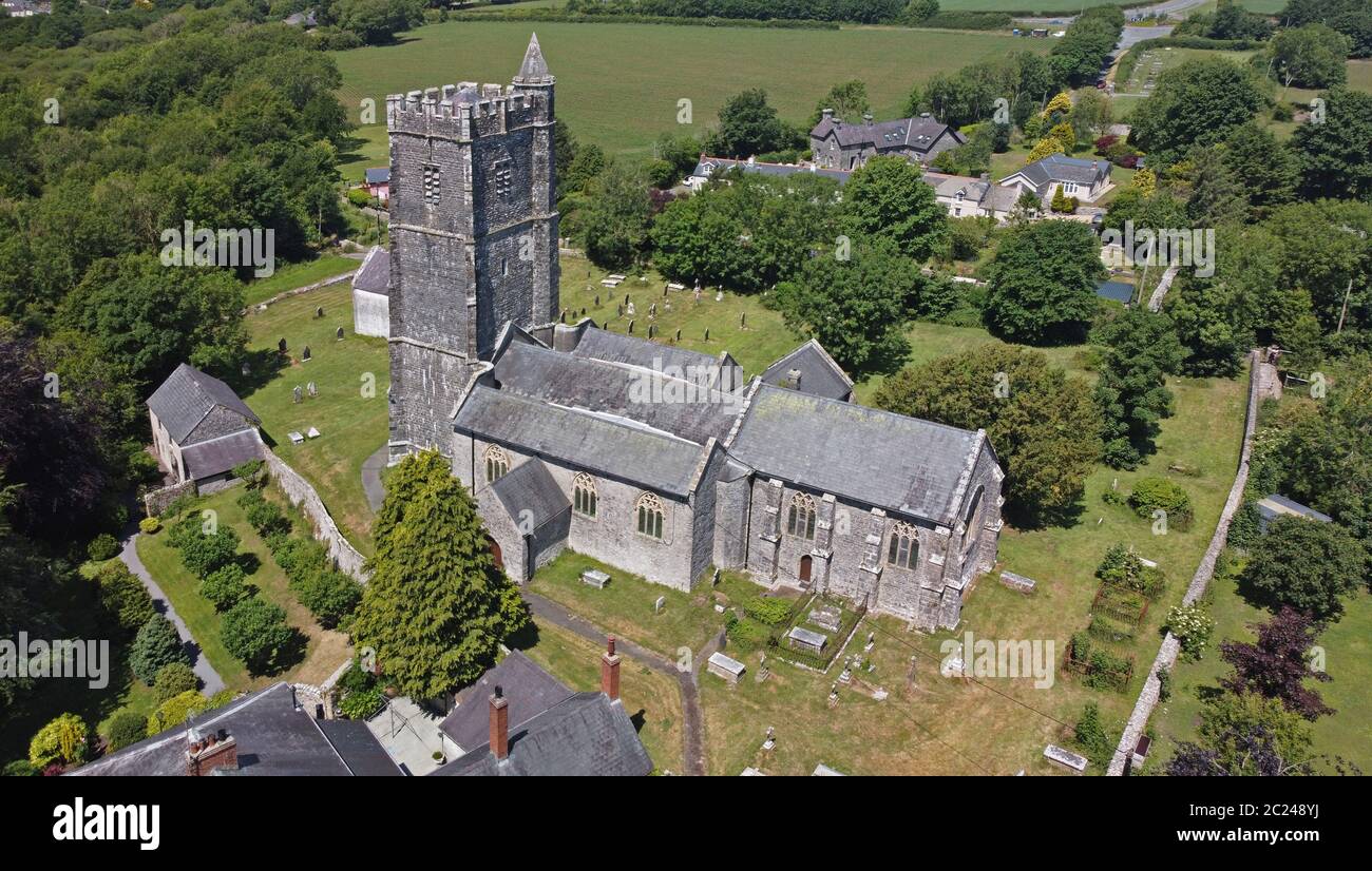 Veduta aerea della Chiesa di St Mary Carew Cheriton, Carew, Pembrokeshire, Galles, Regno Unito Foto Stock