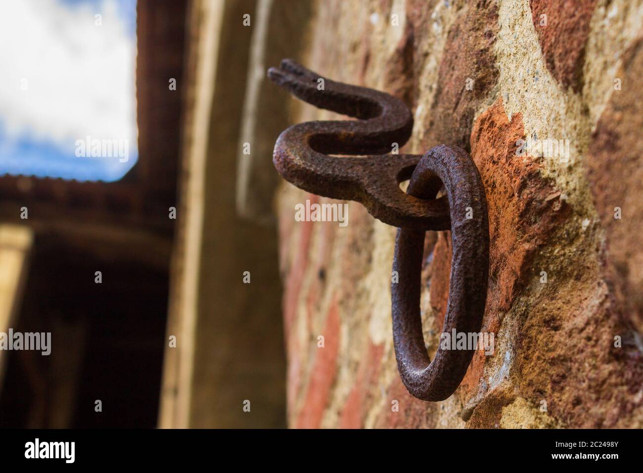 E l'antico anello di cavallo che rappresenta l'emblema Visconti a Padino, Lombardia, Italia Foto Stock