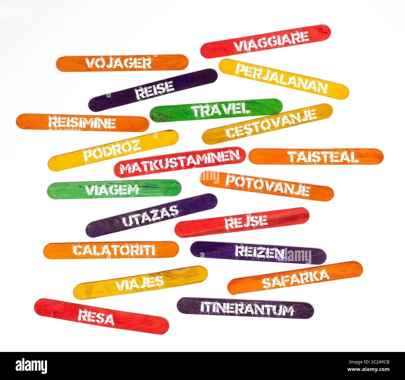 Il concetto della parola viaggi in varie lingue scritte colorate su assicelle di legno Foto Stock