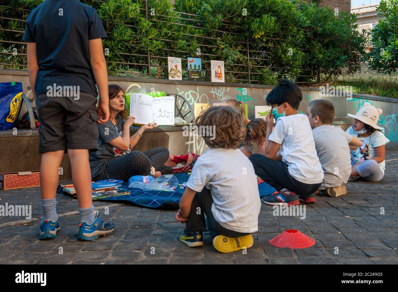 Roma, Italia: Attività educative, ricreative e artistiche organizzate dall'Associazione dei genitori della scuola di Donato in occasione dell'en Foto Stock