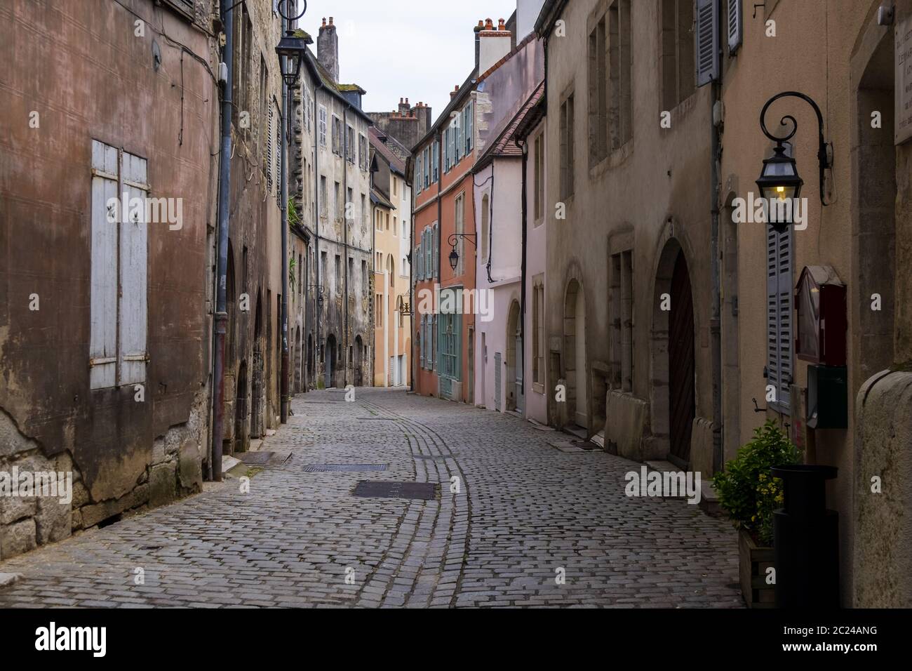 Vicolo nel centro storico di Dole Foto Stock