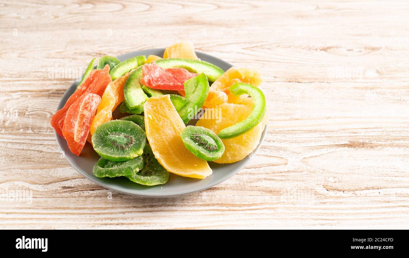 Snack dolci sani durante la dieta. Uso di asciugatori specializzati o disidratatori. Frutta secca hanno un basso indice glicemico Foto Stock