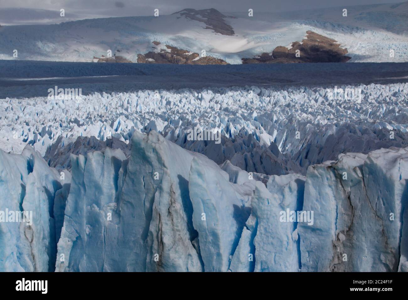 La massa di ghiaccio del ghiacciaio Perito Moreno si espande infinitamente in larghezza Foto Stock