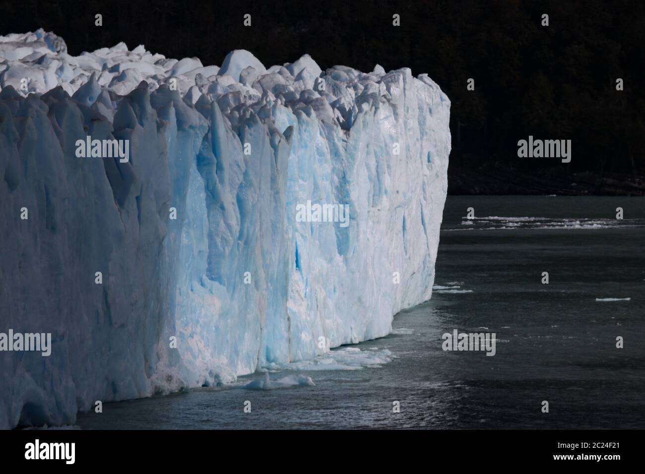 Massa di ghiaccio di cime del ghiacciaio in alto sopra il lago in Patagonia Foto Stock