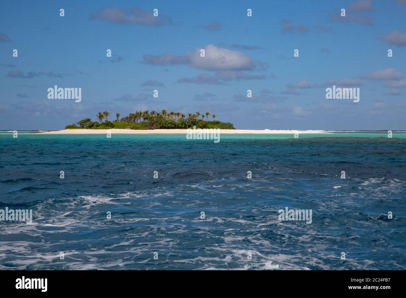 Piccola isola solitaria con spiaggia bianca all'orizzonte Foto Stock
