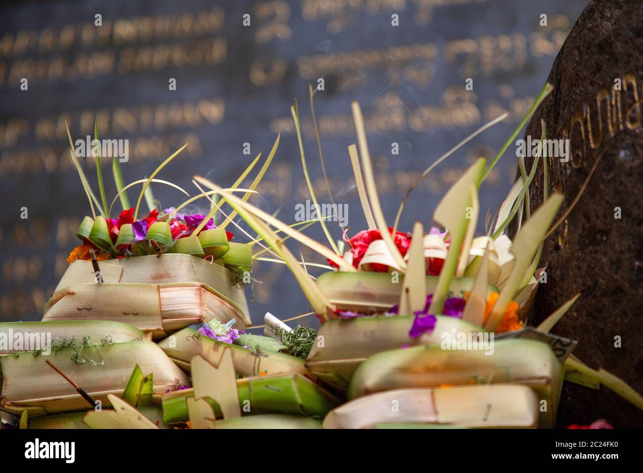 Cesti di vimini con fiori e fiori come sacrificio in tempio indù Foto Stock