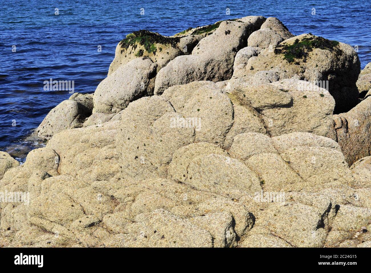 Roccia rocciosa sull'Oceano Atlantico di fronte al cielo blu Foto Stock