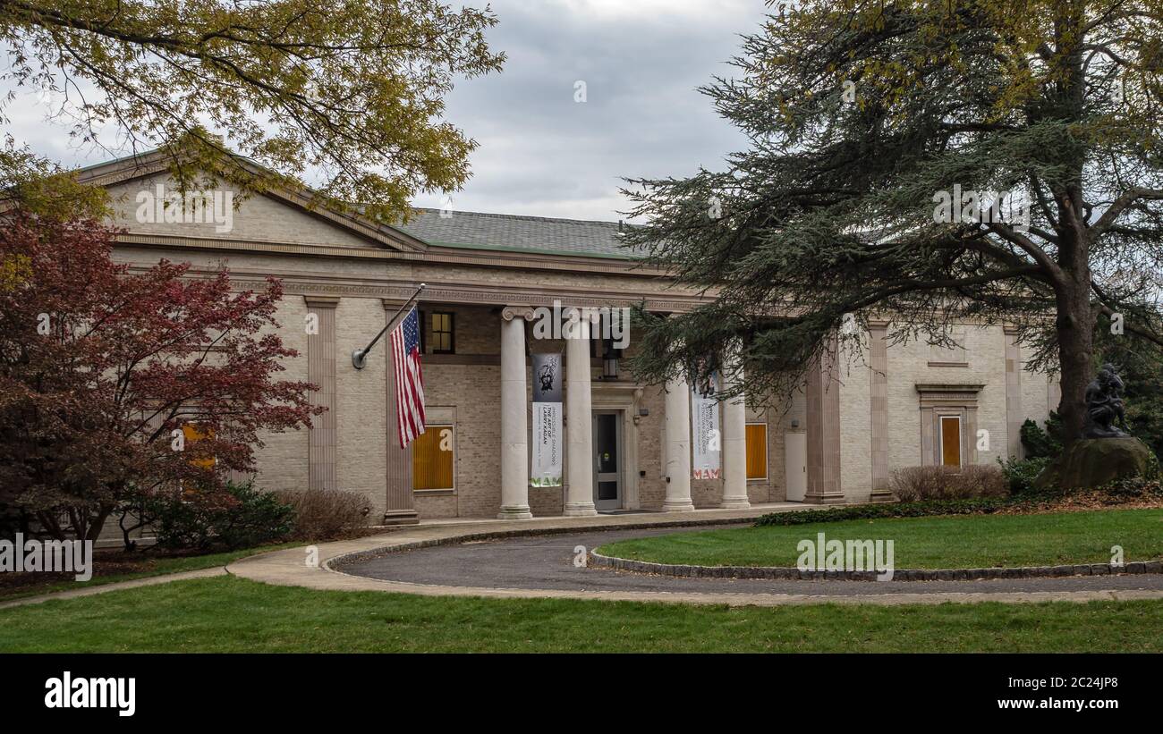 MONTCLAIR, NEW JERSEY, USA - 22 NOVEMBRE 2019: Facciata anteriore del museo d'arte di Montclair Foto Stock