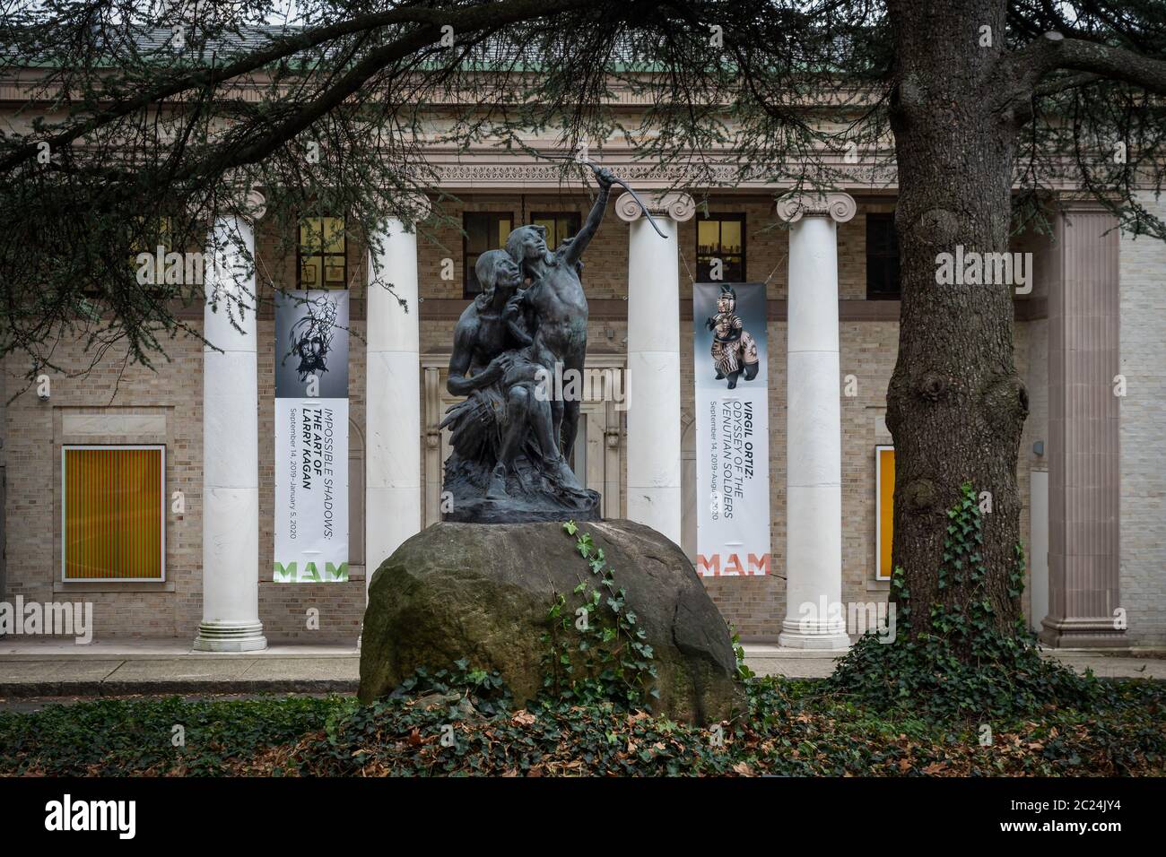 MONTCLAIR, NEW JERSEY, USA - 22 NOVEMBRE 2019: Statua all'esterno del Montclair Art Museum Foto Stock