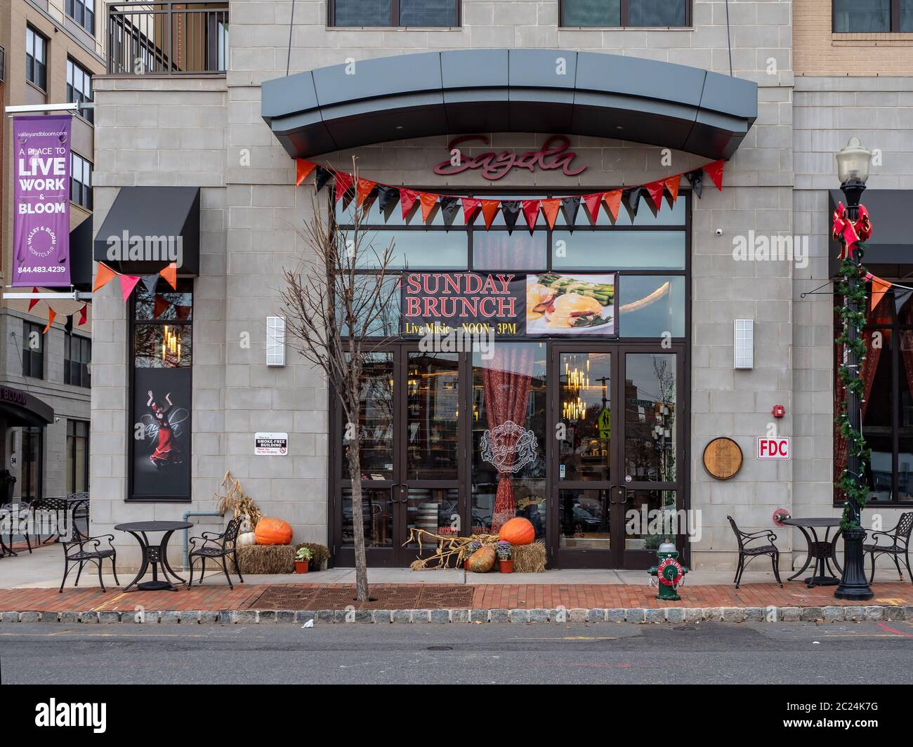 MONTCLAIR, NEW JERSEY, USA - 22 NOVEMBRE 2019: Vista esterna del grazioso ristorante Sayola in Valley Road Foto Stock