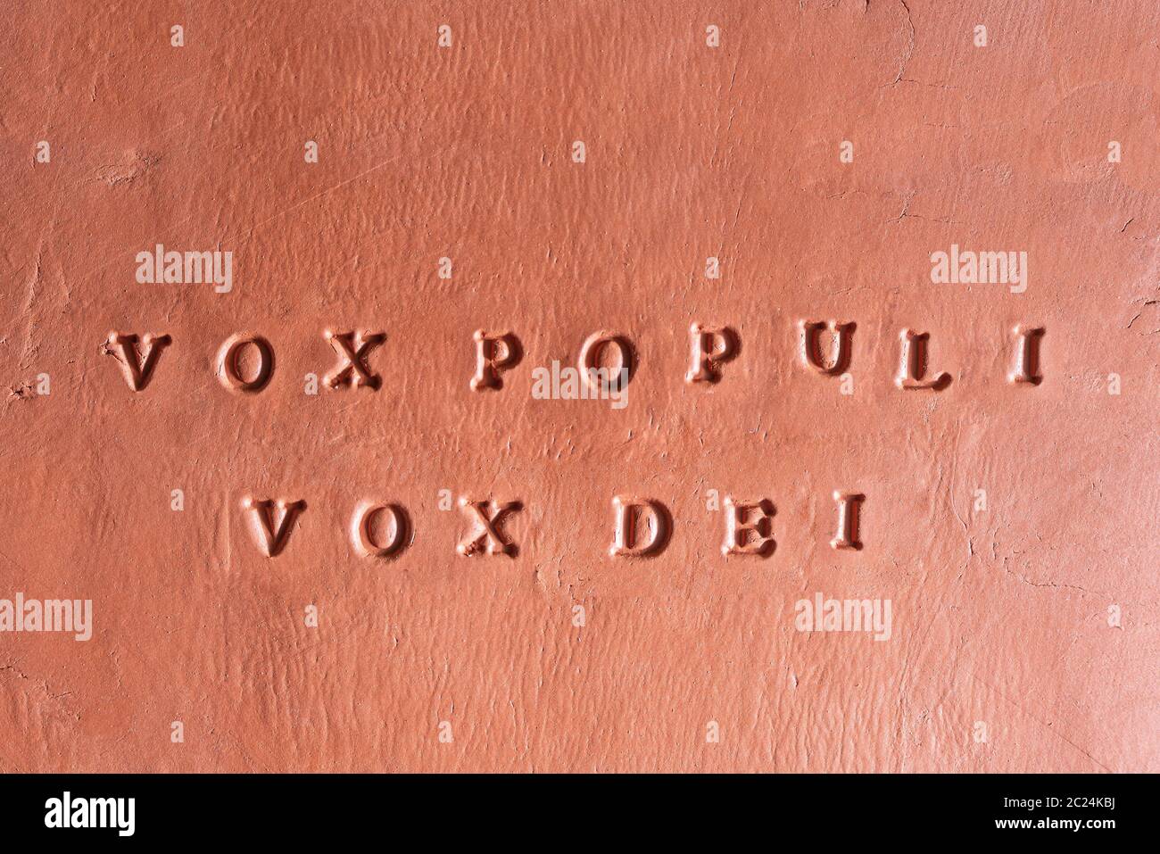 La frase "Vox populi vox dei" scritta in latino su una tavoletta di terracotta Foto Stock