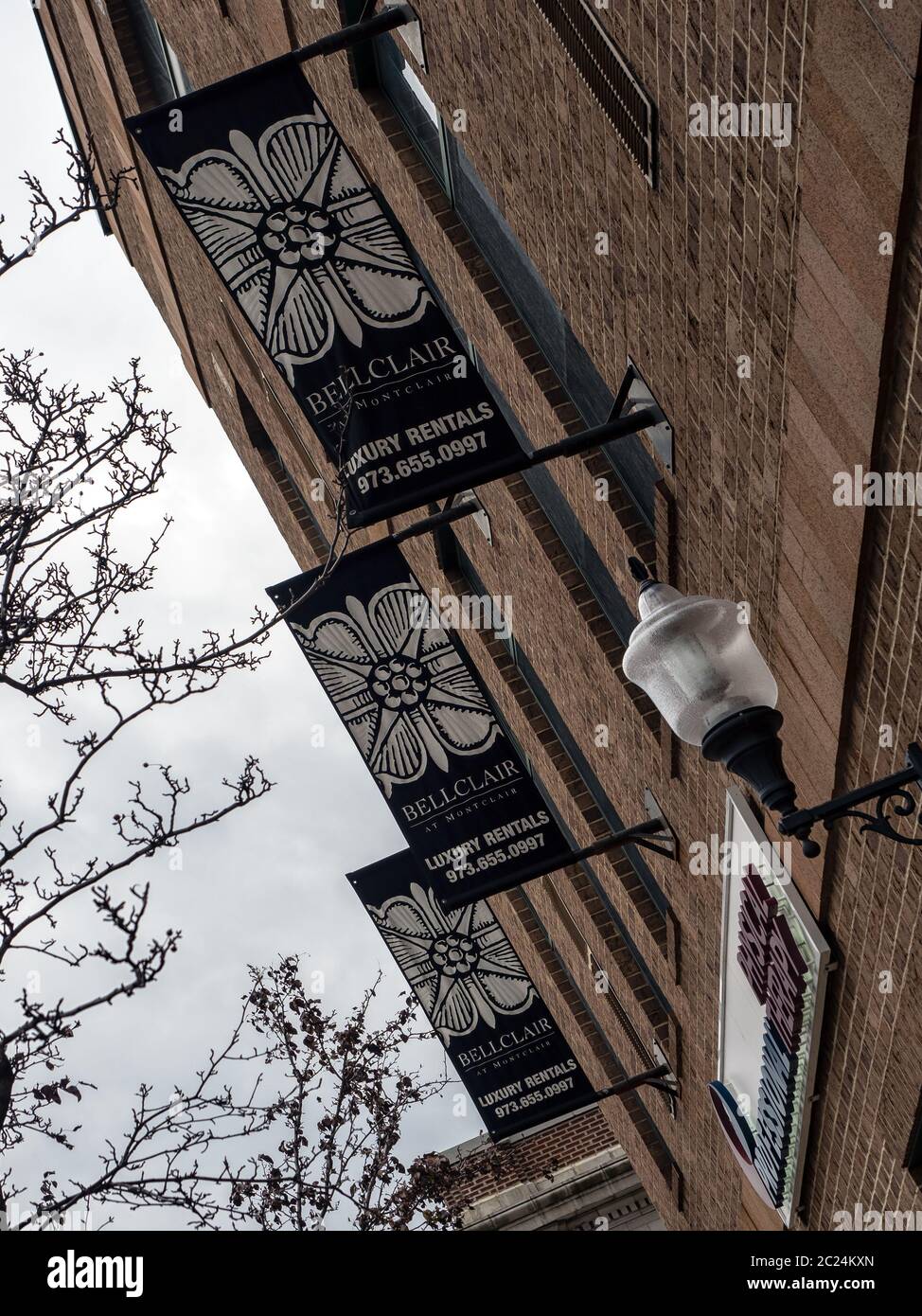 MONTCLAIR, NEW JERSEY, USA - 22 NOVEMBRE 2019: Cartelli all'esterno dell'edificio di appartamenti Bellclair in Bell Street Foto Stock