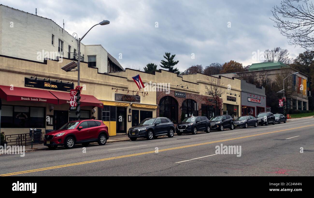 MONTCLAIR, NEW JERSEY, USA - 22 NOVEMBRE 2019: Piccola fila di negozi e ristoranti in Bloomfield Avenue nel centro di Montclair Foto Stock