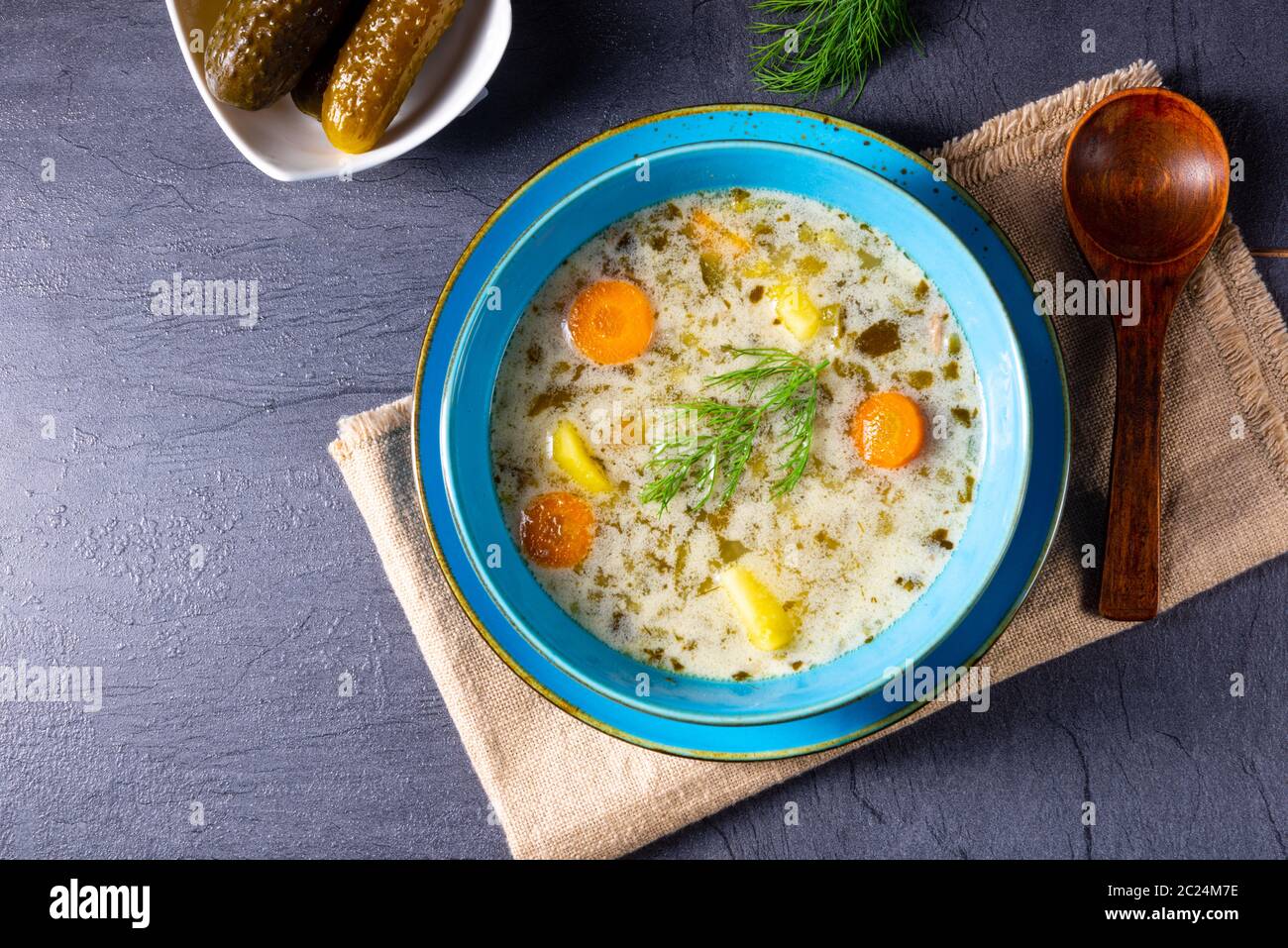 Zuppa di cetrioli acida o zuppa di cetrioli salati. Foto Stock