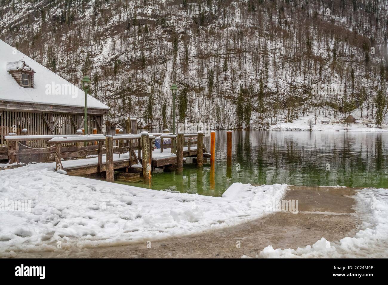 Scenario intorno alla penisola di Hirschau presso il lago Koenigssee in Baviera in inverno Foto Stock