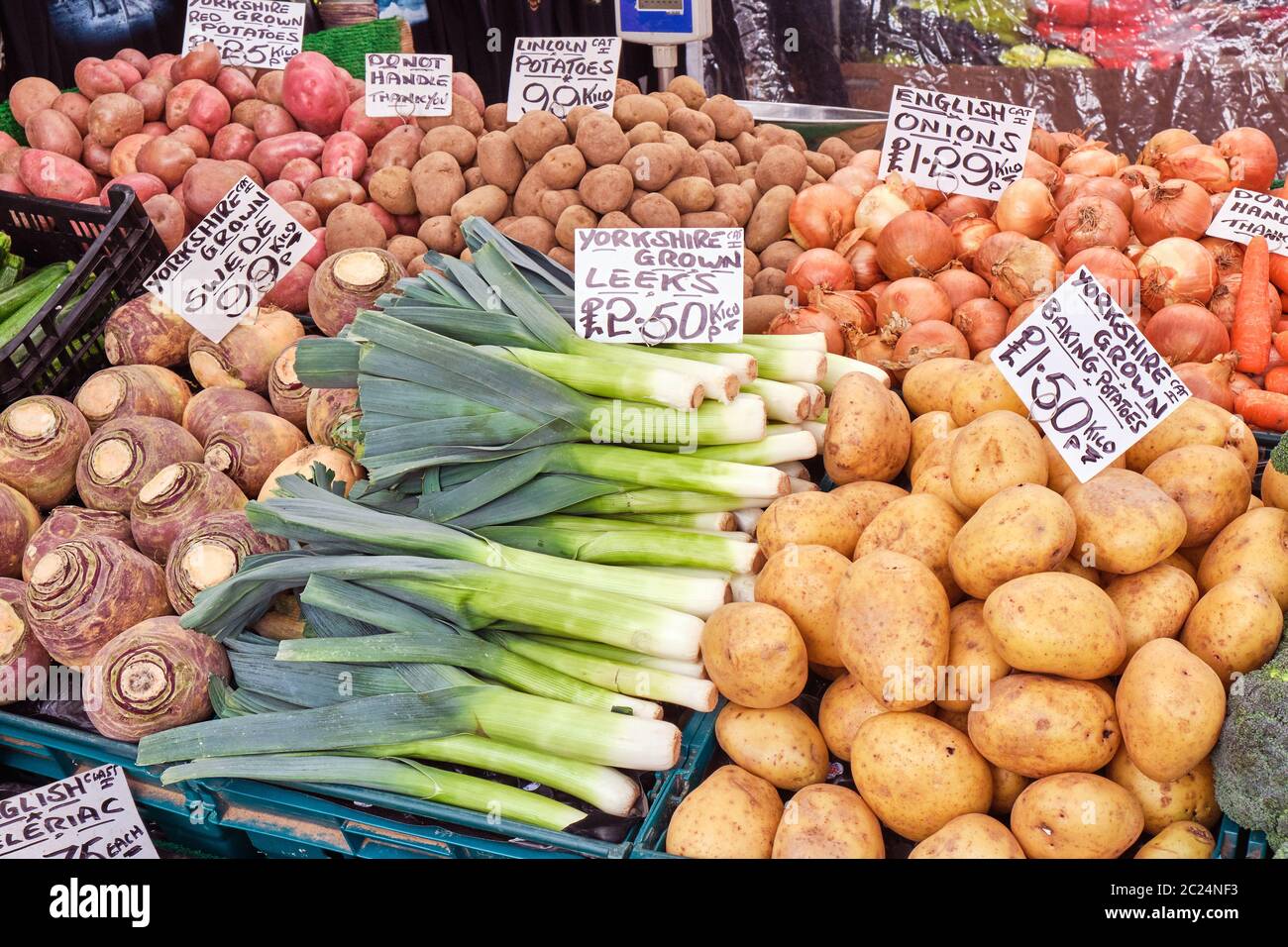 Ortaggi freschi per la vendita su un mercato Foto Stock