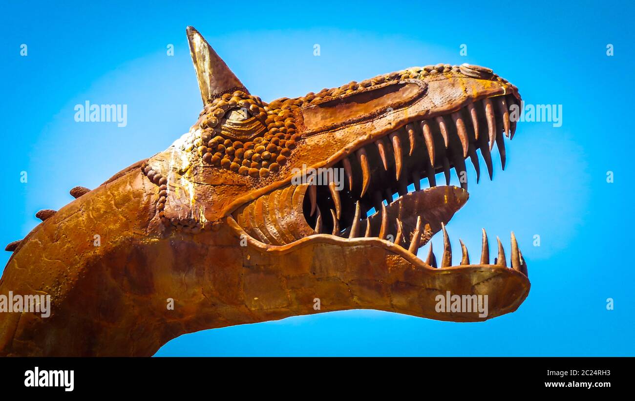 California, USA, marzo 2019, primo piano di una scultura in metallo con testa di dinosauro realizzata dall'artista Ricardo Breceda nell'Anza-Borrego Desert state Park Foto Stock