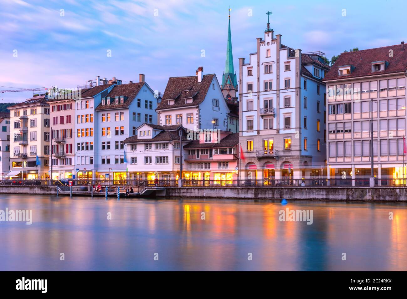 Lungofiume al tramonto nella città vecchia di Zurigo, la più grande città della Svizzera Foto Stock