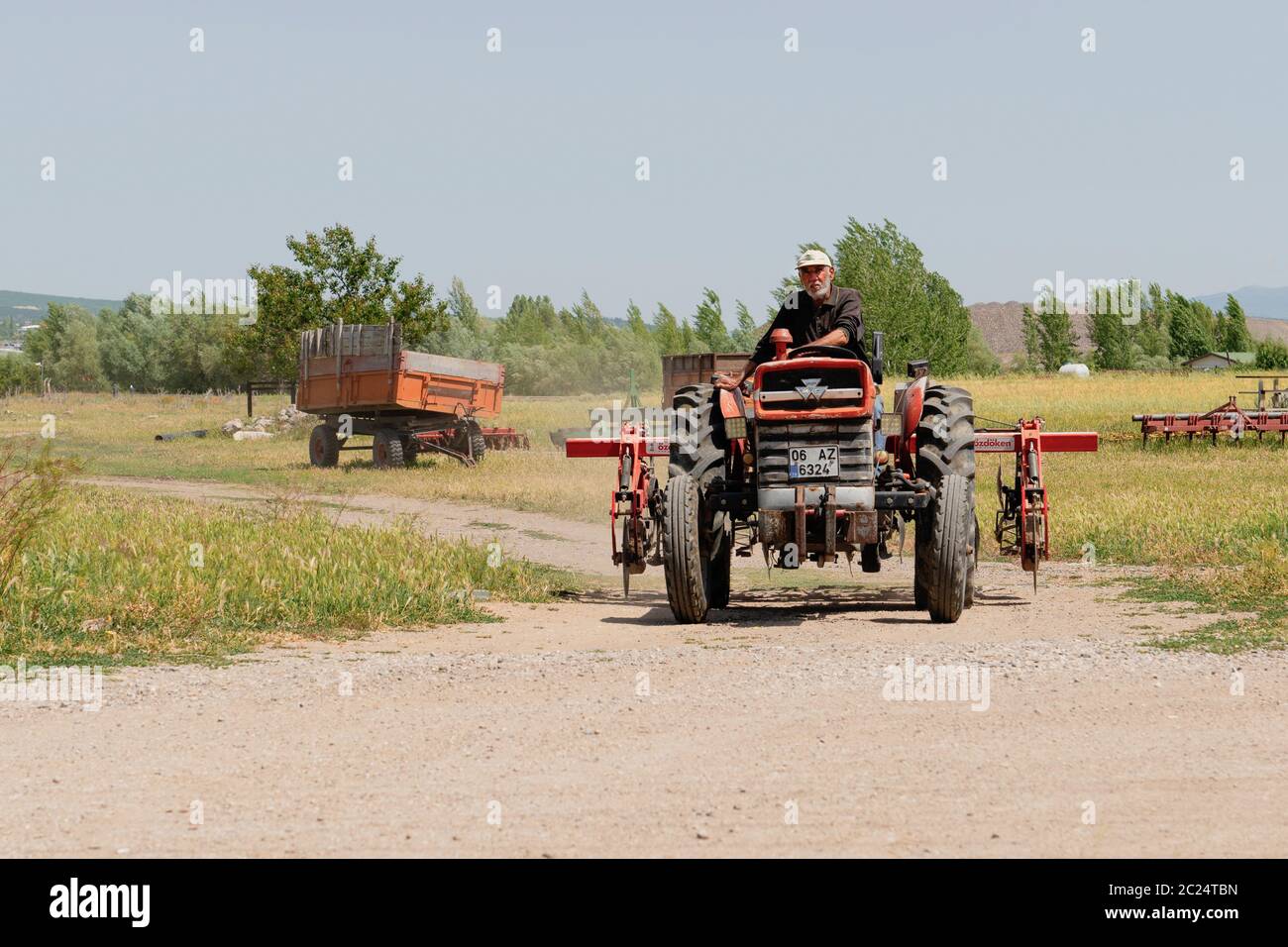 Kizilcasamam, Ankara/Turchia - Giugno 07 2020: Sfondo rurale, trattori in paese, foto agricoltura Foto Stock