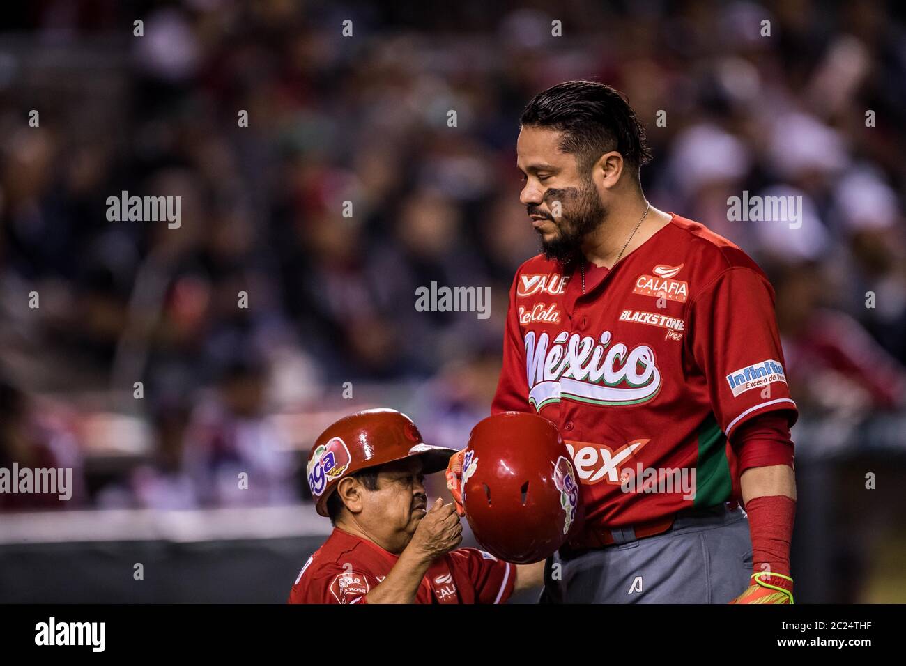 Alfredo Amezaga se despide del beisbol con su ultimo turno al bat durance la Serie del Caribe . Partita di baseball della serie caraibica, con la partita tra i Tomateros di Culiacan del Messico contro le aquile Cibaeñas della Repubblica Dominicana allo stadio pan-americano a Guadalajara, Messico, martedì 6 febbraio 2018. (Foto: Luis Gutierrez) Partido de beisbol de la serie del Caribe con el encuentro le los Tomateros de Culiacan de Mexico contra las Águilas Cibaeñas de Republica Dominicana en estadio Panamericana en Guadalajara, Messico, Martes 6 feb 2018. (Foto: Luis Gutierrez) Foto Stock