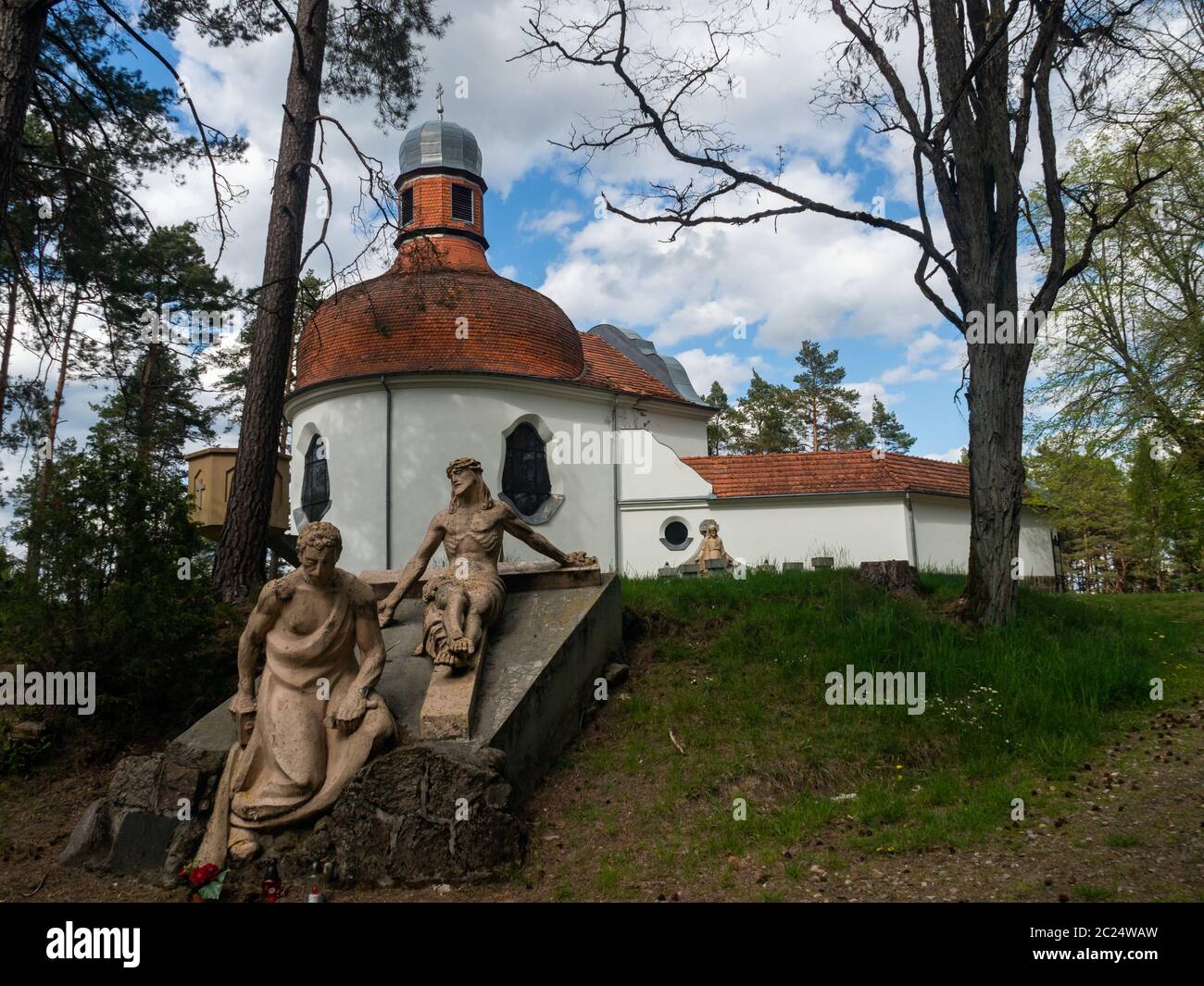 Wiele/Polonia - 15.05.2020. Cappella che fa parte della Via Crucis, circondata dalla foresta. Wiele, Kaszuby, Polonia. Primavera presto. Foto Stock